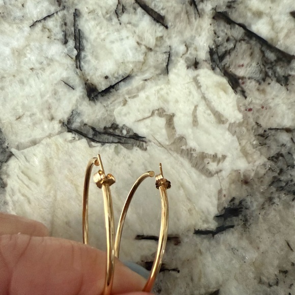 NEW Bloomingdale’s Moon & Meadow 14 K Yellow Gold Katie Hoop Earrings - Picture 4 of 5